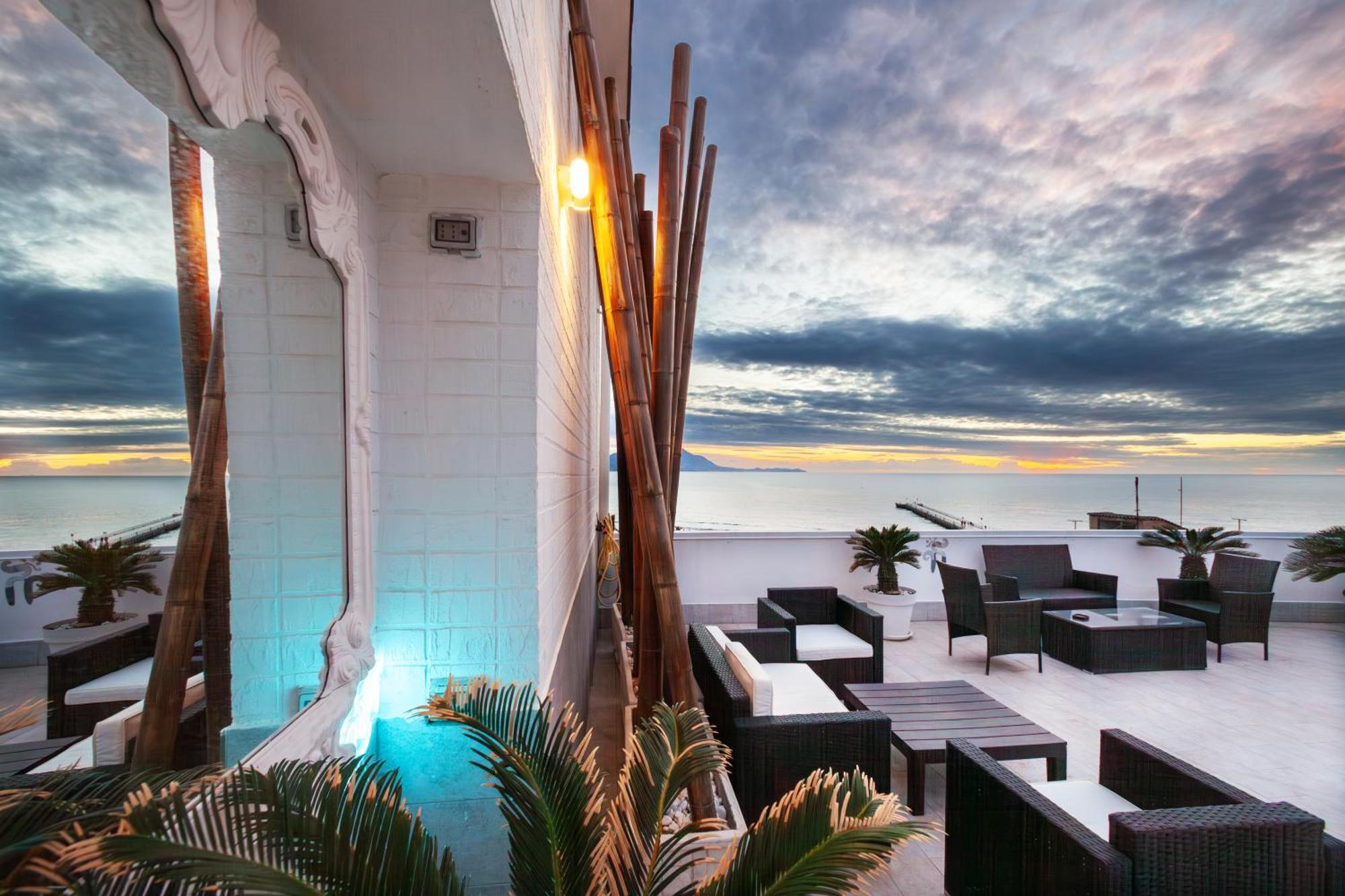 Mh Suites Rooms Apartments Bacoli Bagian luar foto